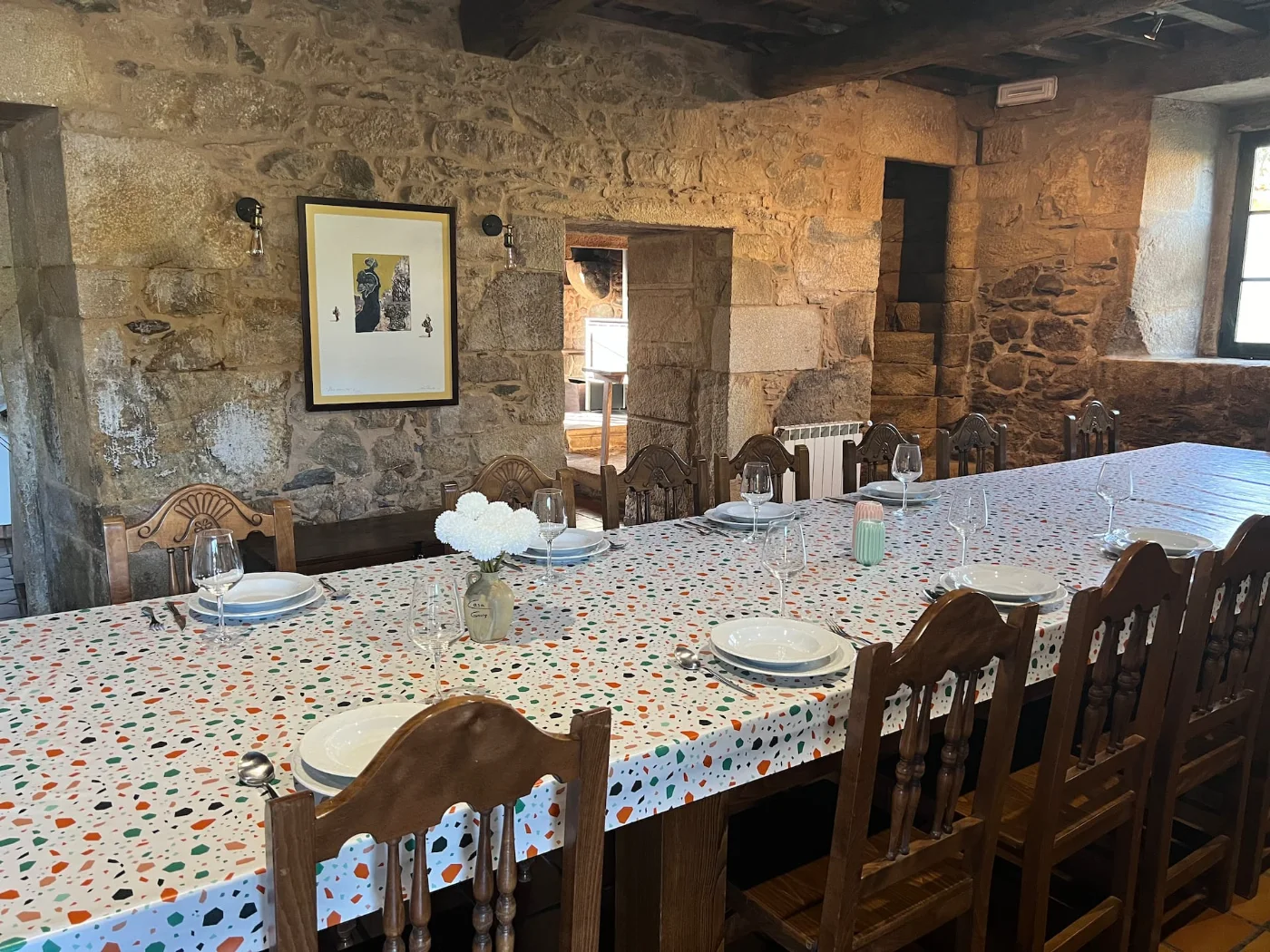 Comedor con mesa puesta