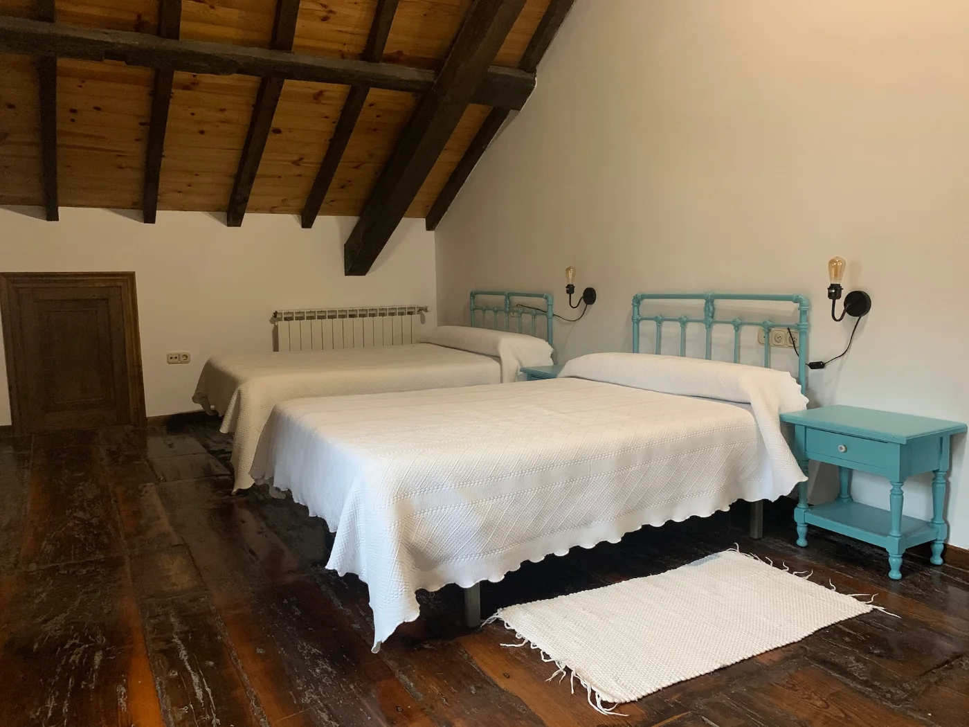 Habitación abuhardillada con dos camas