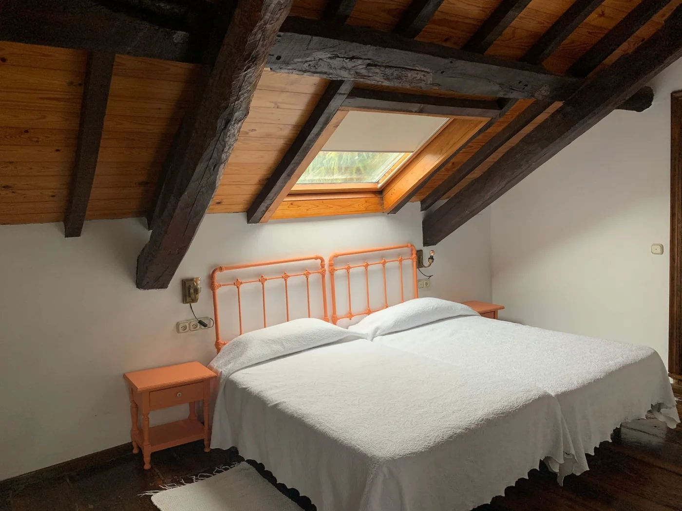 Habitación abuhardillada con viga vista