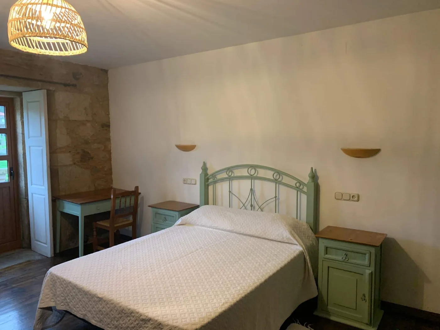 Habitación con cabecero de forja