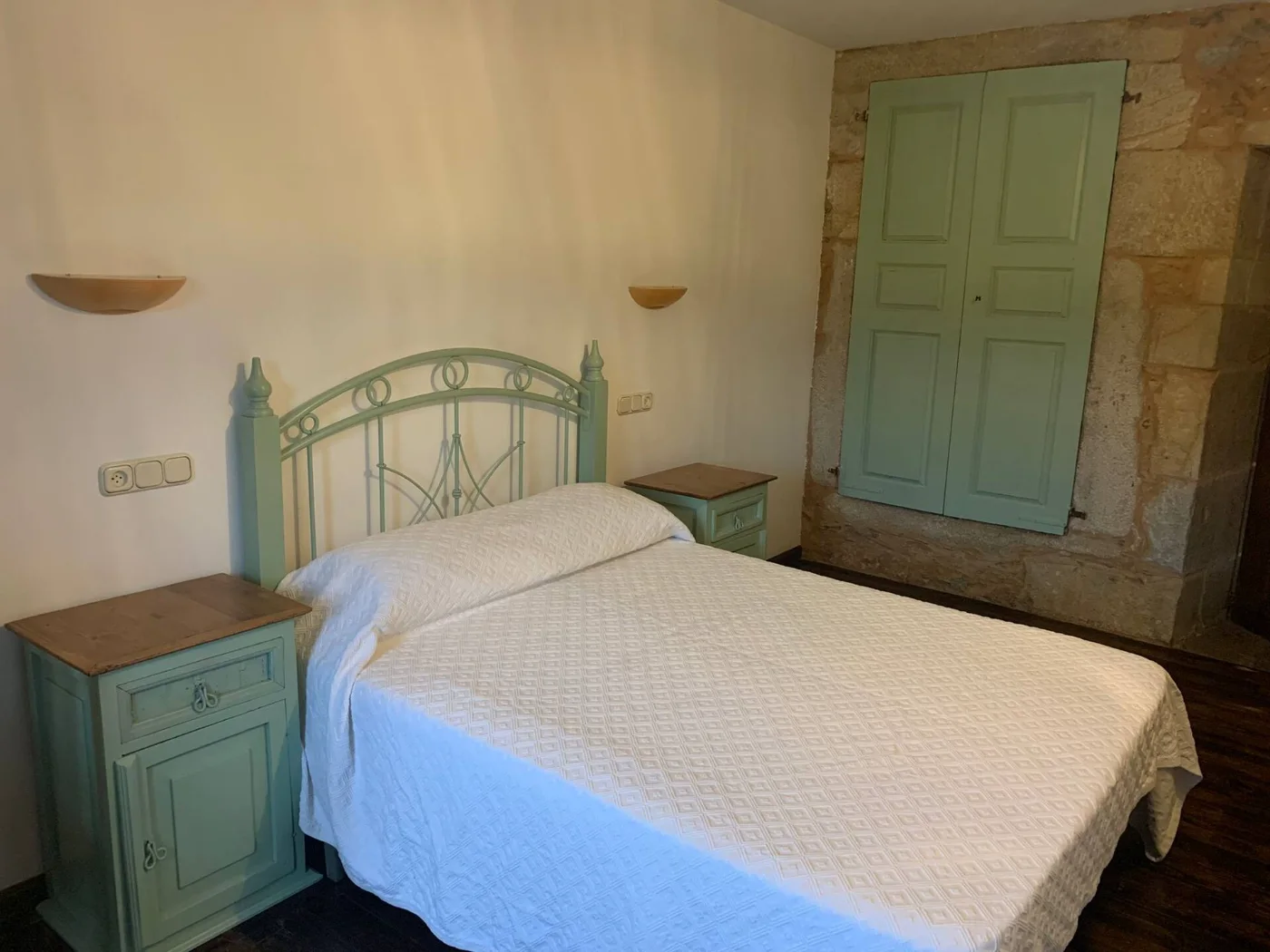 Habitación con dos camas y puerta verde