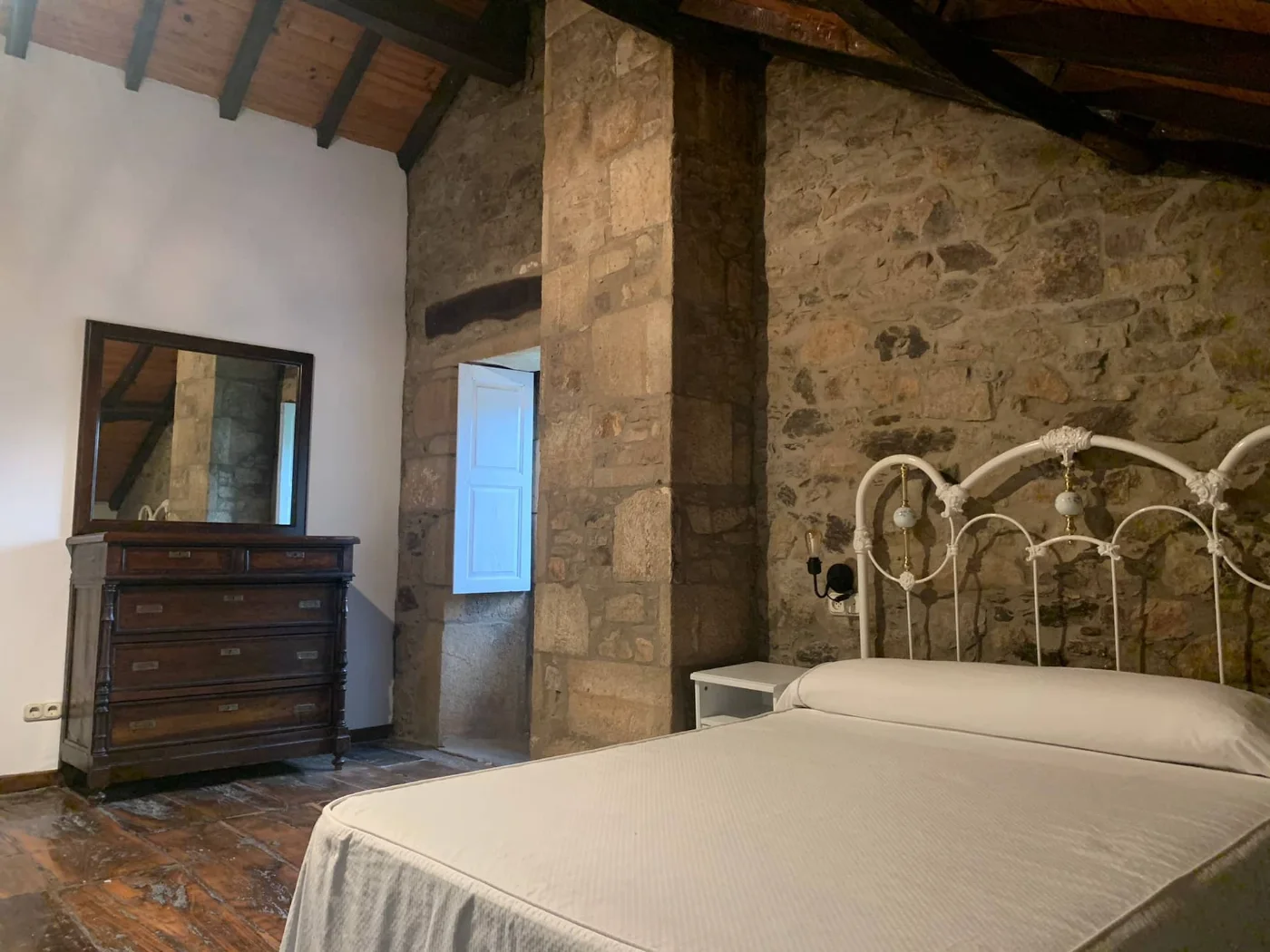 Habitación con cómoda antigua