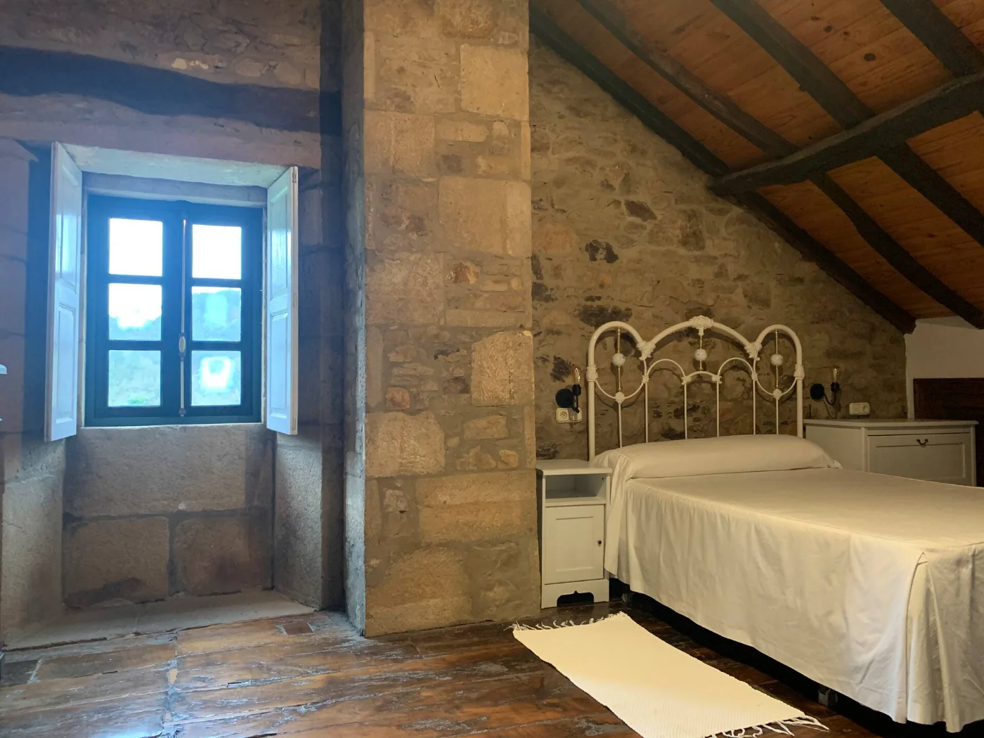 Habitación con ventana de piedra