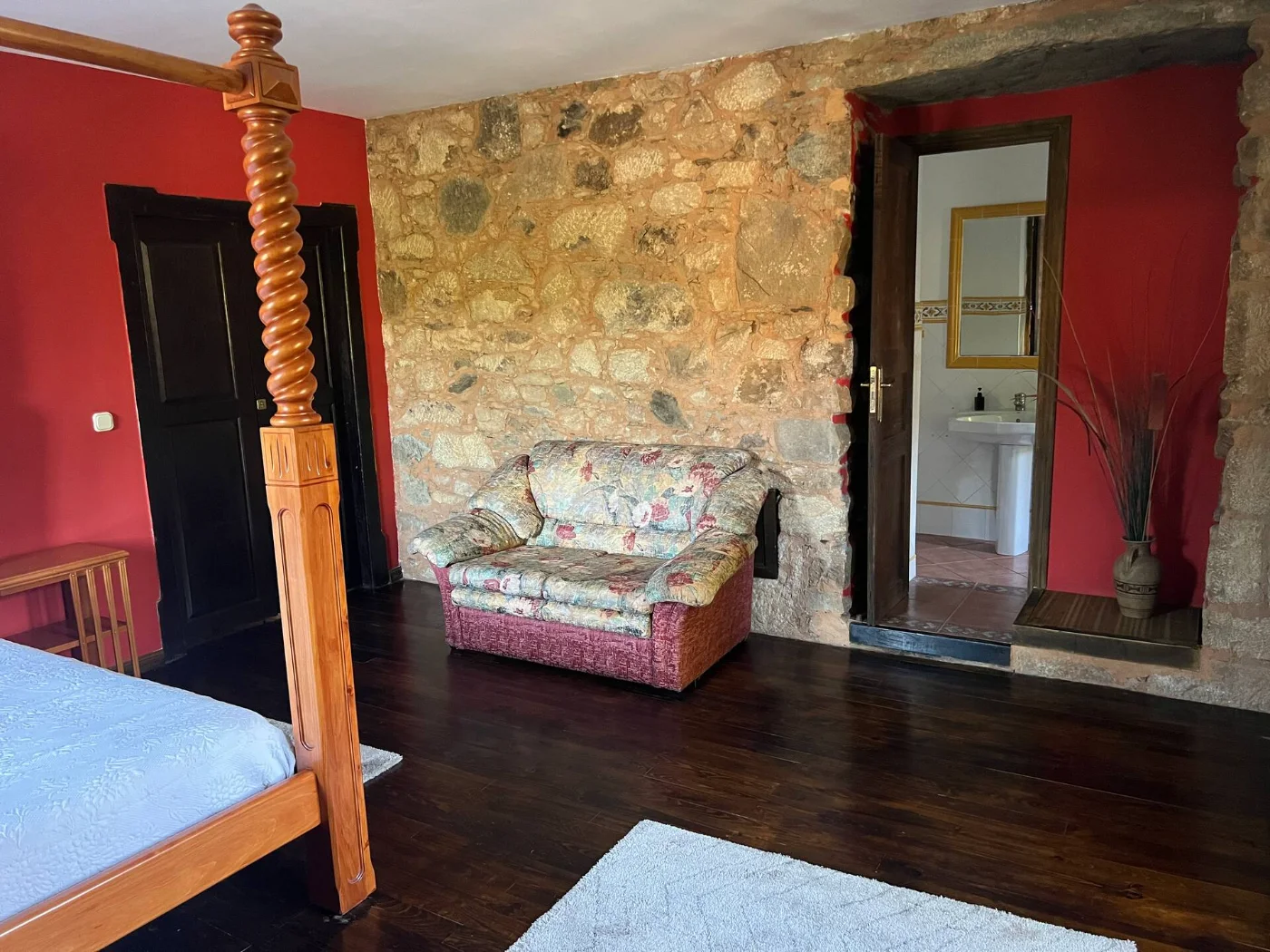 Habitación de dosel con pared roja