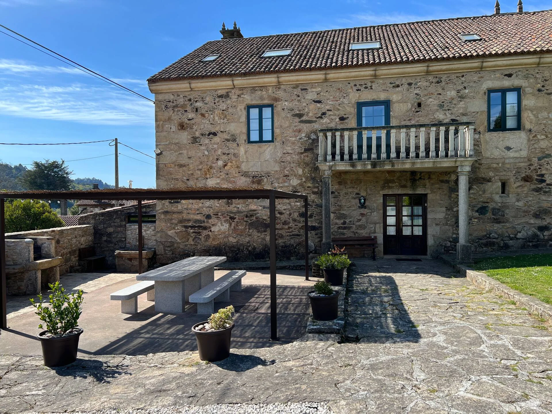 La casa de piedra con su balcón