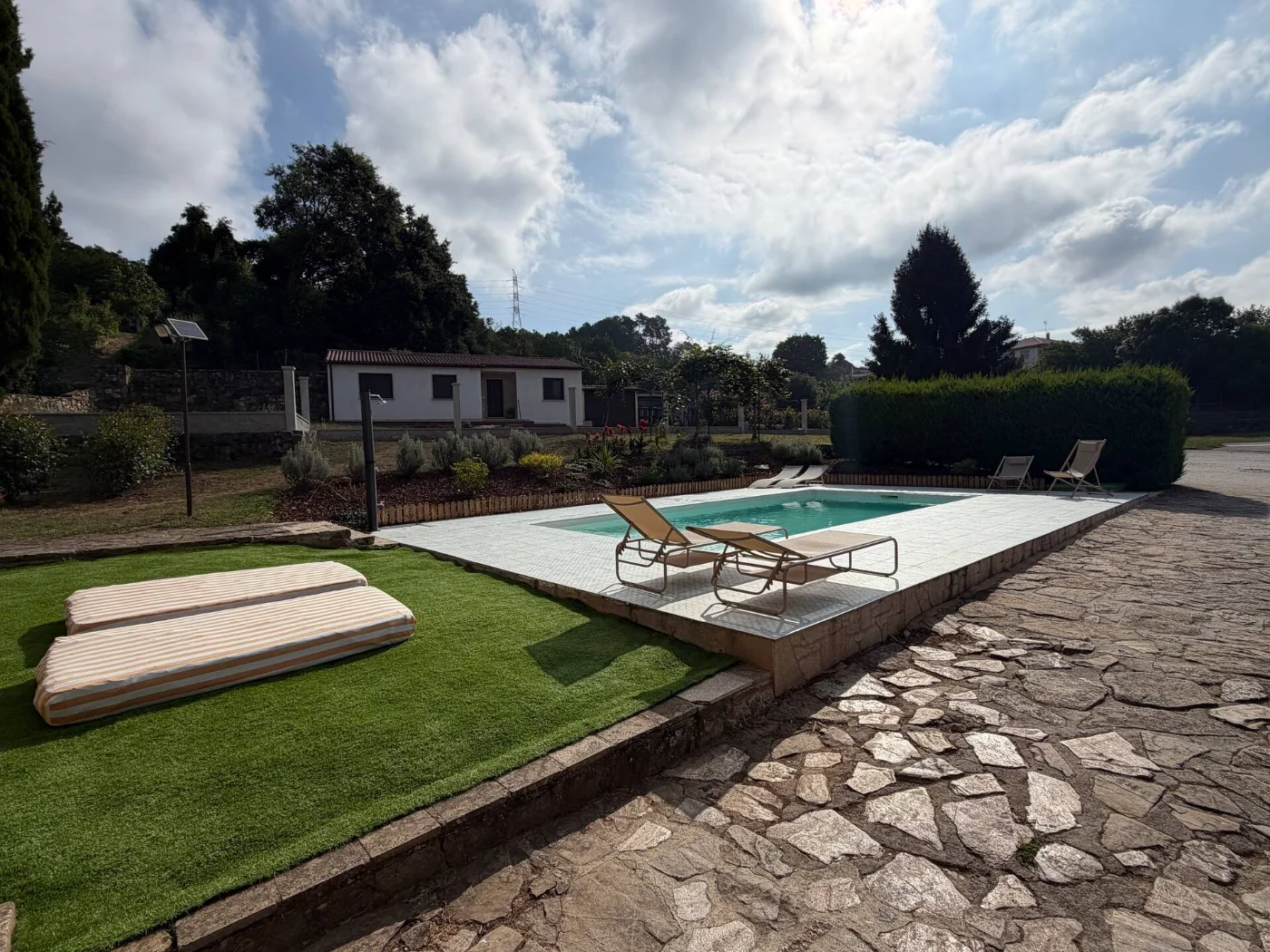 La piscina y el jardín vistos desde arriba