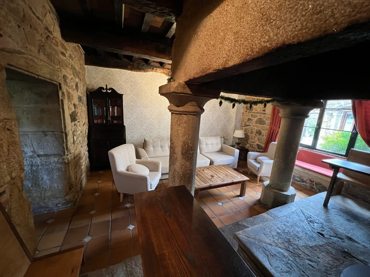 Sala de estar con vigas de madera