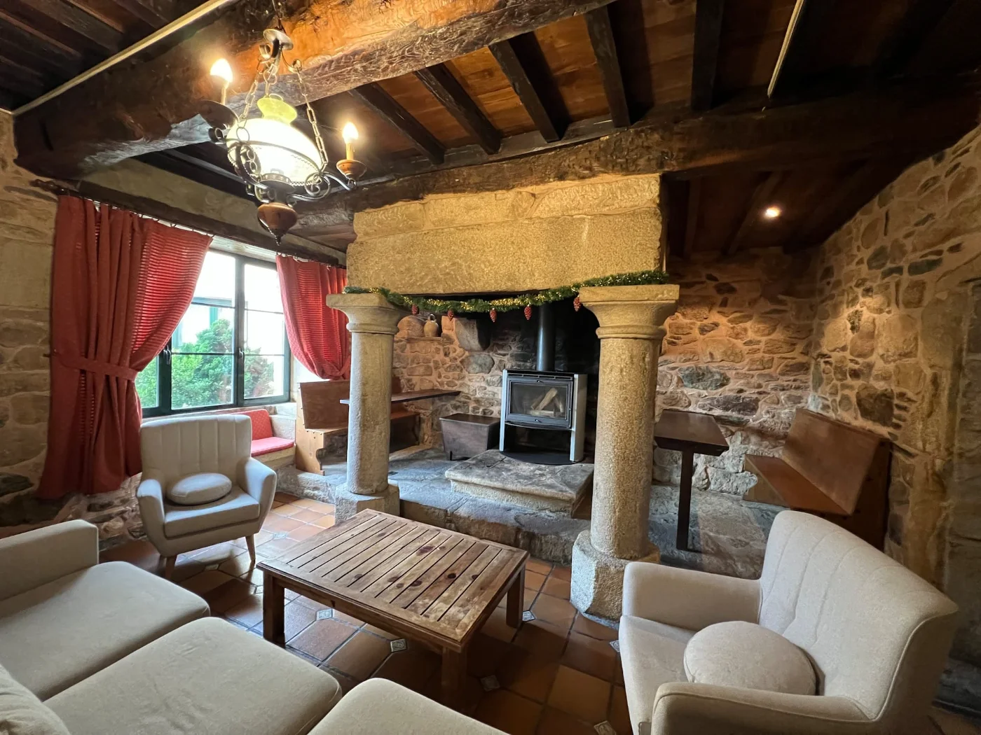 Salón con columnas de piedra y chimenea